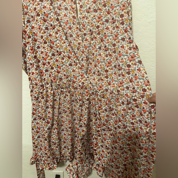 🐾SHEIN Curve Red and Gray Floral shorts romper size 4XL GUC - Picture 2 of 10